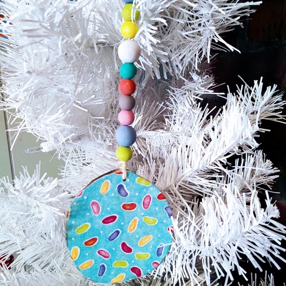 HAND CRAFTED SPRING/EASTER JELLY BEANS BEADED WOOD ORNAMENT/TIERED TRAY DECOR - Picture 1 of 4